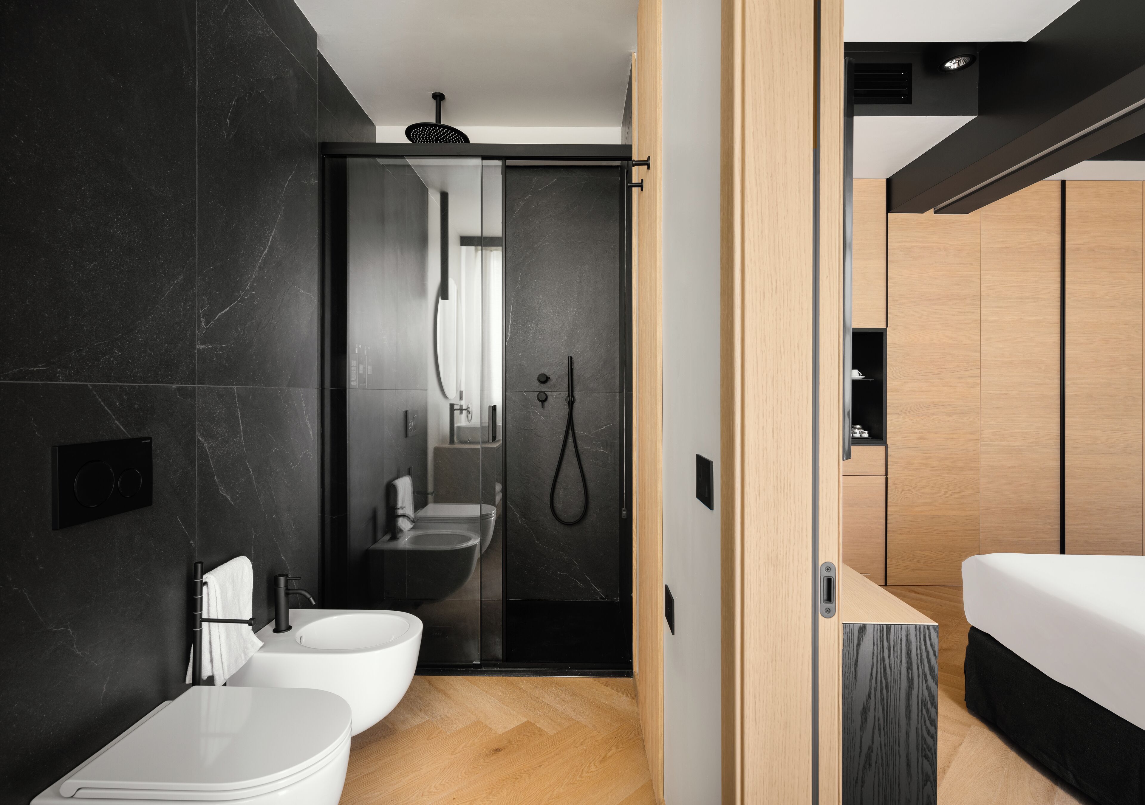 Ein modernes Badezimmer mit Dusche, Toilette und Waschbecken.