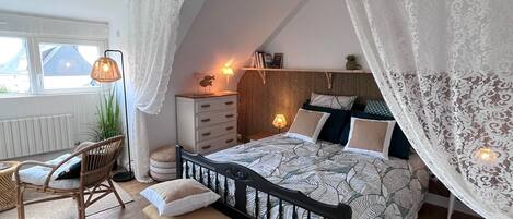 3 عدّة غرف نوم وسرير سفر وواي فاي وملاءات أسرّة