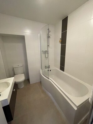 تجهيزات دش، مستلزمات مجانية للعناية الشخصية، مناشف، صابون