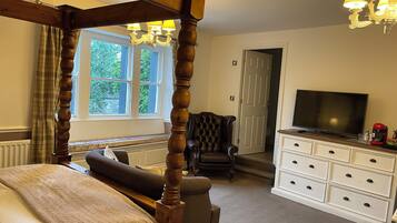 Escritorio, tabla de planchar con plancha y wifi gratis