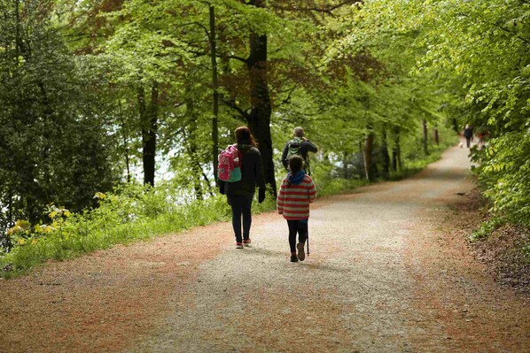 A pathway surrounded by trees. - OYO New Inn Hotel (Lancaster)