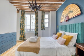 3 makuuhuonetta, työpöytä, silitysrauta/-lauta, vauvan matkasänky