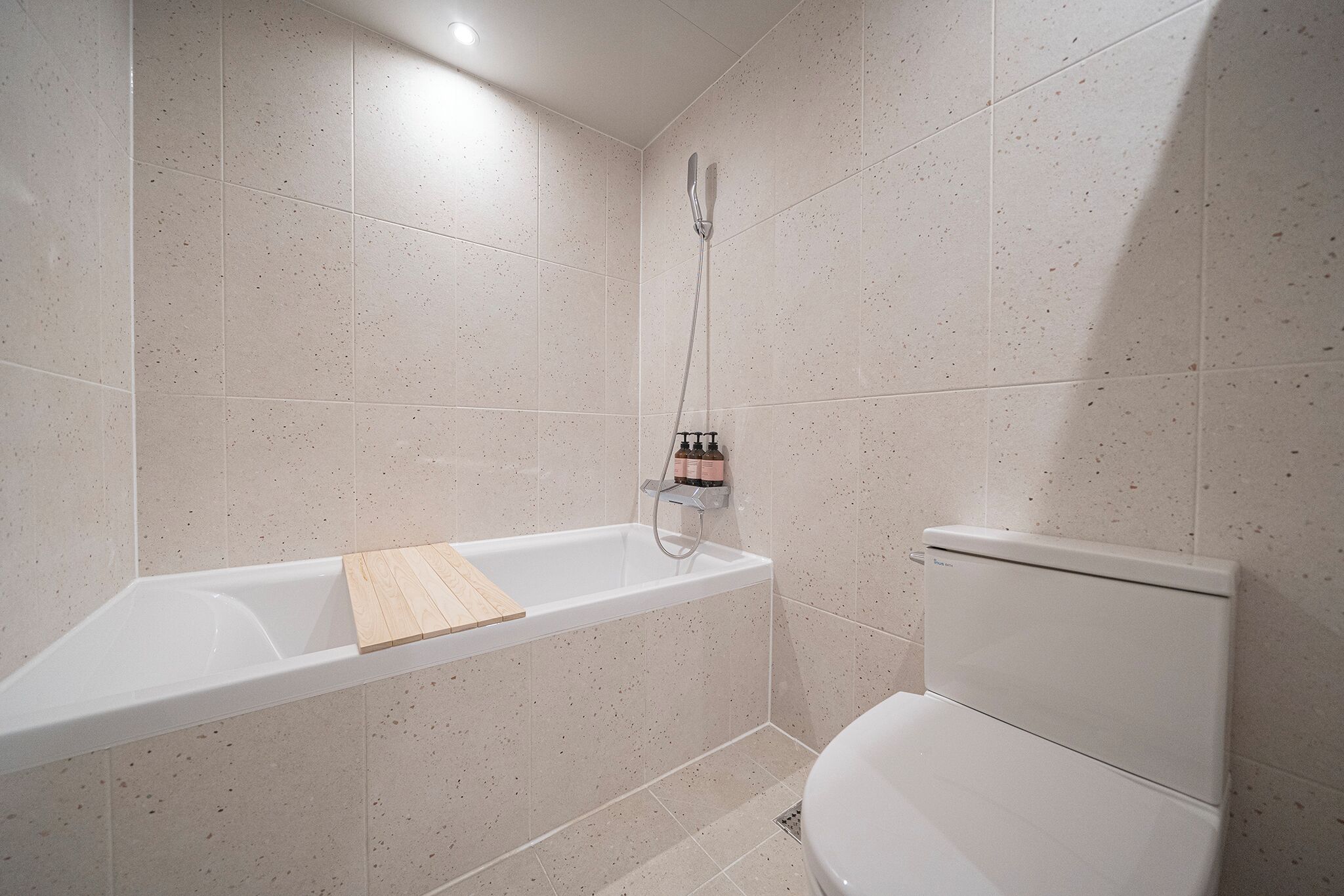 مجففات شعر، مناشف، شامبو، ورق حمّام