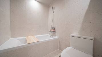 Hårtork, handdukar, schampo och toalettpapper