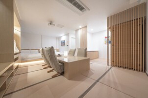 Party & Tatami | Seprai premium, kedap suara, Wi-Fi gratis, dan seprai linen