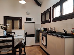 Réfrigérateur, micro-ondes, four, plaque de cuisson