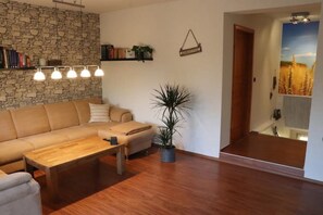 Smart TV, DVD player, livros, videoteca