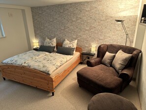 2 makuuhuonetta, työpöytä, ilmainen Wi-Fi, vuodevaatteet