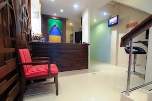 Reception - Royal Express Inn Sukhumvit Bangkok (Bangkok)
