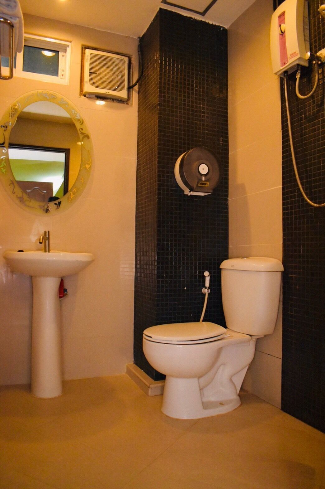 Photo - Royal Express Inn