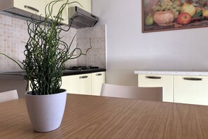 Studio, plusieurs chambres, balcon, vue ville | Intérieur