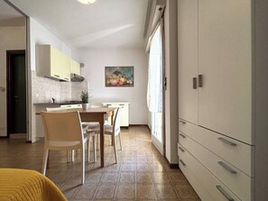 Estudio, balcón, vista a la ciudad | Comedor