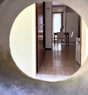 Studio, plusieurs chambres, balcon, vue ville | Intérieur