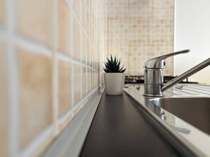 Estudio, balcón, vista a la ciudad | Cocina privada
