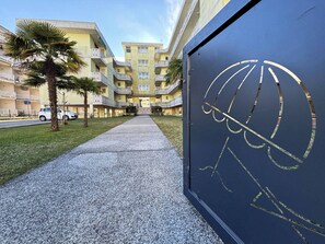 Estudio, balcón, vista a la ciudad | Vista frontal de la propiedad