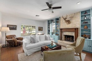 Fernseher, Kamin, Arbeitsbereiche