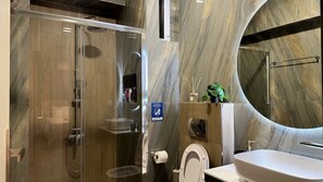 ヘアドライヤー、タオル、石鹸、トイレットペーパー