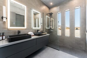 Dusche, Haartrockner, Handtücher
