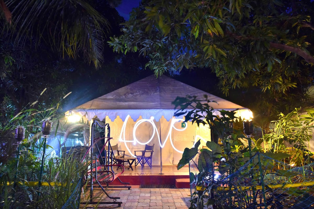 Luxury Tent | Desk, soundproofing, individually furnished