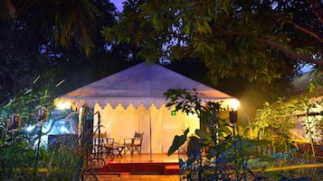 Luxe tent | Individueel gemeubileerd, een bureau, geluiddichte muren