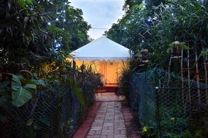 Muebles diferentes, escritorio y sistema de insonorización