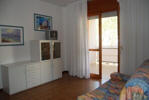 Apartment, 2 Schlafzimmer, Balkon, Gartenblick | Wohnzimmer