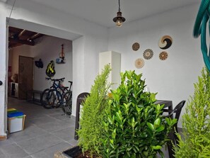 Ein Zimmer mit einem Esstisch, Stühlen, einem Fahrrad und Wanddekoration.