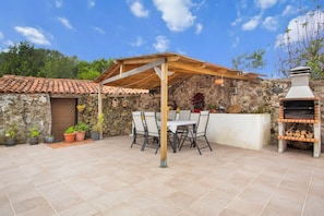 Outdoor dining - Casa el Auchon, a corner in nature to disconnect and relax.  (Ruigómez)