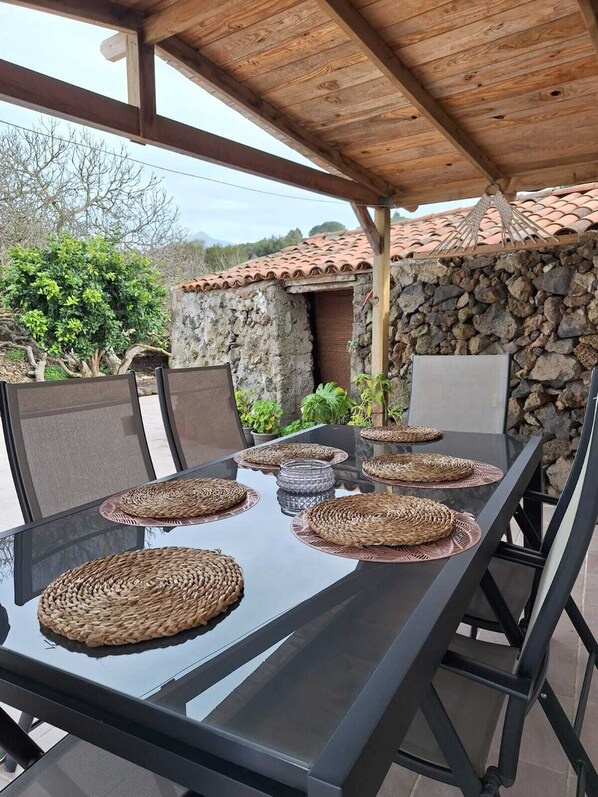 Outdoor dining - Casa el Auchon, a corner in nature to disconnect and relax. (Ruigómez)