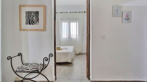 4 室のベッドルーム、旅行用ベビーベッド、WiFi (無料)、ベッドシーツ