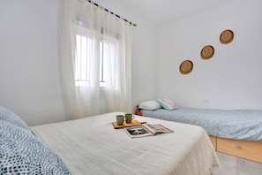 4 bedrooms, travel cot, free WiFi, bed sheets - Casa el Auchon, a corner in nature to disconnect and relax.  (Ruigómez)