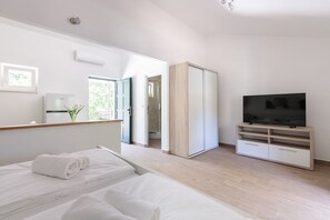 3 bedrooms, iron/ironing board, travel cot, WiFi - Private villa Iko with swimming pool and view on mountain Biokovo (Zadvarje)