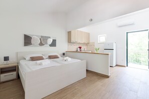 3 bedrooms, iron/ironing board, travel cot, WiFi