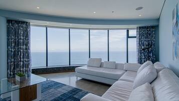 TV connectée, livres, chaîne hi-fi