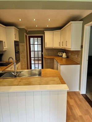 Fridge, microwave, oven, dishwasher - Cosy 3 Bed House, Kidlington, Oxford, Blenheim, Cotswold with private parking  (Kidlington)