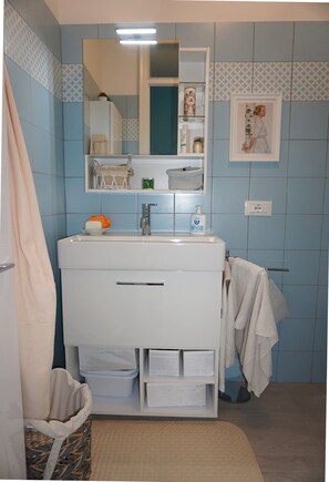 Studio, Balkon | Badezimmer