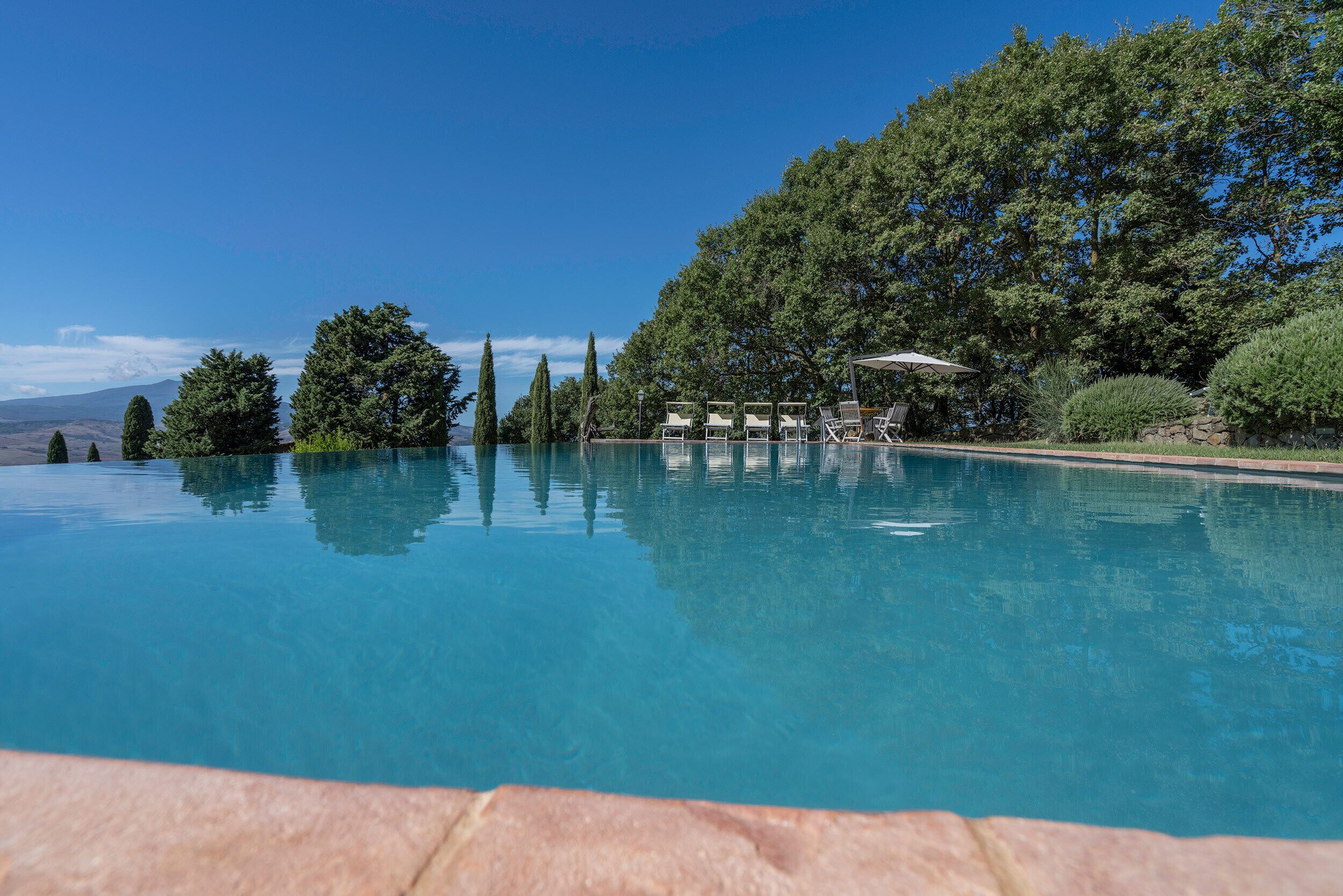 Piscina stagionale all'aperto, ombrelloni da piscina, lettini