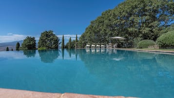 Außenpool (je nach Saison geöffnet), Sonnenschirme, Liegestühle