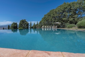 Seasonal outdoor pool, pool umbrellas, pool loungers - Orcia Panoramic View With Pool (Sarteano)