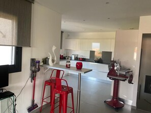 Jääkaappi, mikroaaltouuni, uuni, liesi