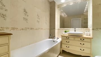 Deluxe Apartment | Bathroom | Towels