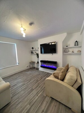 Smart TV, fireplace - Hackney Haven! (London)