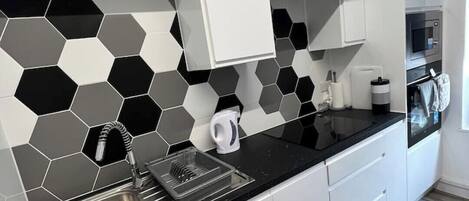 Frigorifero, microonde, forno, piano cottura