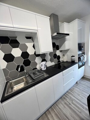 Kühlschrank, Mikrowelle, Ofen, Herdplatte