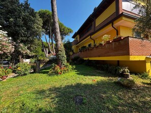 Villa - 2 soveværelser - balkon - udsigt til have | Overnatningsstedets område