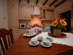 Villa, 2 Schlafzimmer, Balkon, Gartenblick | Esszimmer