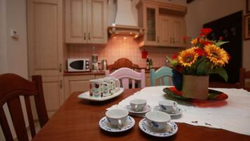 Villa, 2 Bedrooms, Balcony, Garden View | Dining room