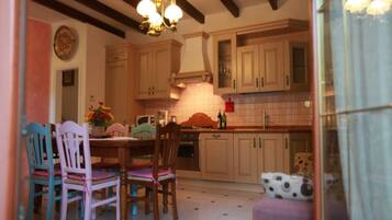 Villa, 2 Bedrooms, Balcony, Garden View | Dining room