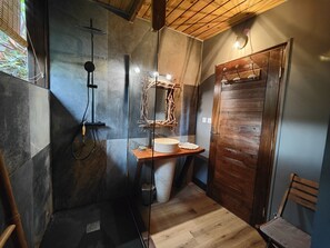 Een douche, een haardroger, handdoeken, zeep