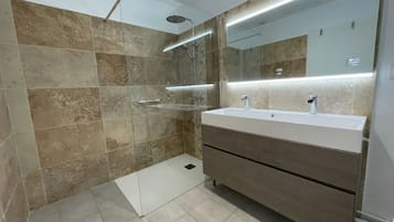 Sèche-cheveux, papier toilette